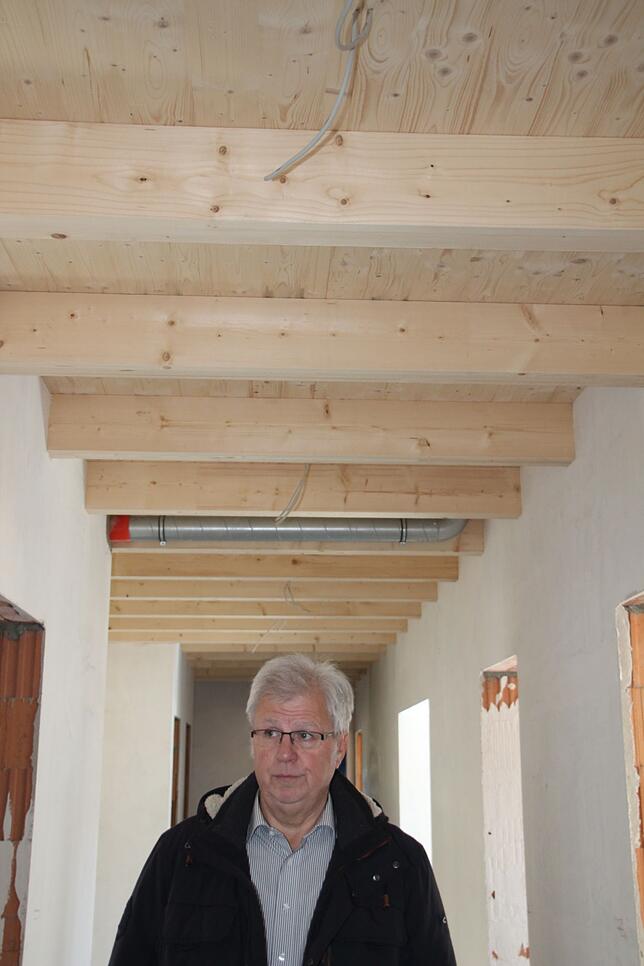 Die Decke im Obergeschoss ist aus Fichtenholz, zeigt der Vorsitzende Reinhold Engesser.