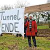 Die Länge des Tunnels sorgt in Immenstaad für Diskussionen. Hier Christine Schilt an der von Anwohnern abgesteckten Trasse.