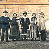 Eine Öflinger Fasnachtsgruppe 1912: In der Mitte der Fähnrich des Musikvereins Eduard Büche und links neben der Trommel der Schweizer ...