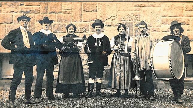 Eine Öflinger Fasnachtsgruppe 1912: In der Mitte der Fähnrich des Musikvereins Eduard Büche und links neben der Trommel der Schweizer ...