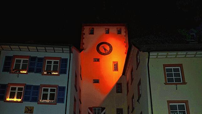 Bis 10. Dezember erstrahlen das Obere Tor in Waldshut (Bild), der Storcheturm in Tiengen und der Kreisverkehr in Lauchringen in orange.