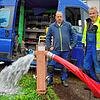 Ralf Schmid (von links) und Alfred Mesmer sind für die Wasserwerke in Wolterdingen unterwegs, um das Rohrnetz durchzuspülen.