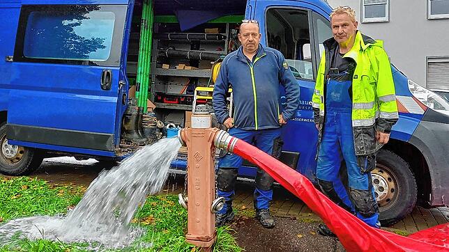 Ralf Schmid (von links) und Alfred Mesmer sind für die Wasserwerke in Wolterdingen unterwegs, um das Rohrnetz durchzuspülen.