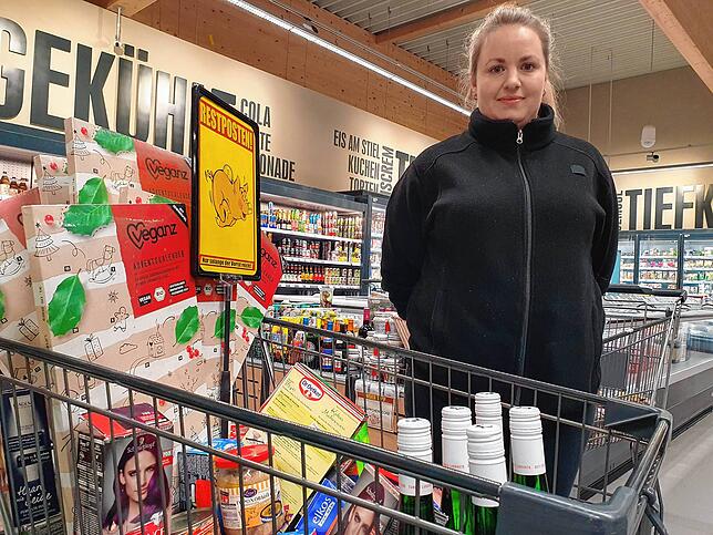 Nelly Schmidt in ihrem Markt in Überlingen: Der Verkauf von Restposten zu vergünstigten Preisen ist eine Möglichkeit, die Ware vor der ...