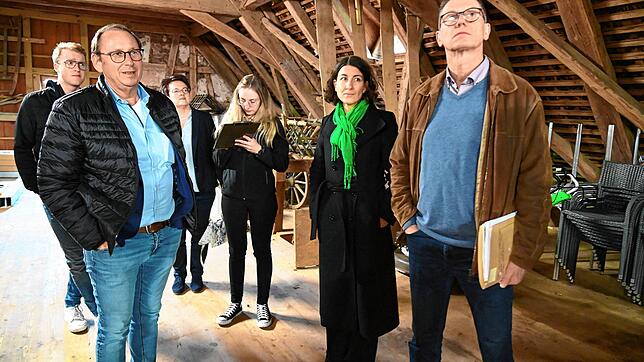Von der geräumigen Tenne beeindruckt sind von links Felix Broghammer, Manfred Moosmann, Susanne Gwosch, Ronja Hermann, Dorothee ...
