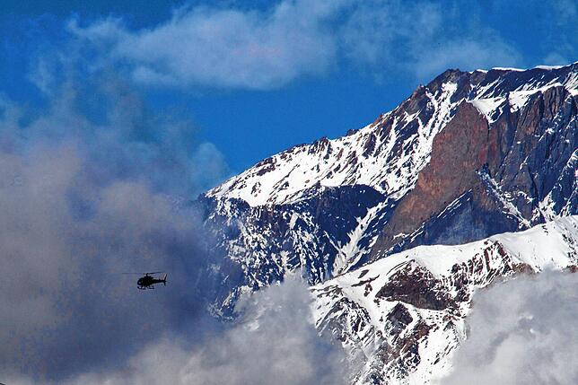 Ein Helikopter der nepalesischen Armee vor dem Annapurna-Gebirge im Himalaya. Bislang war Reinhold Messner im Guinness-Buch als der ...