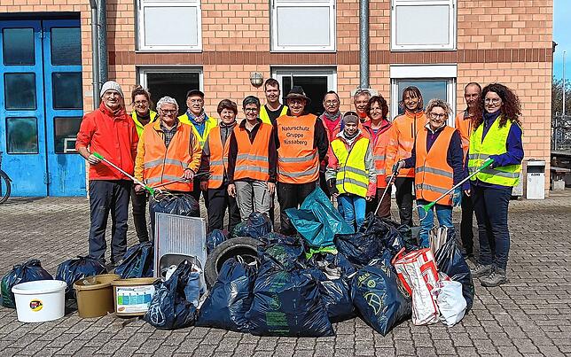 Mitglieder der Naturschutzgruppe Küssaberg und weitere freiwillige Helfer bei der Müllsammelaktion in Küssaberg.