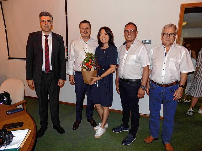 Bürgermeister Adrian Schmidle bei seiner Verpflichtung zur dritten Amtsperiode. Von links Landrat Martin Kistler, Bürgermeister Adrian ...