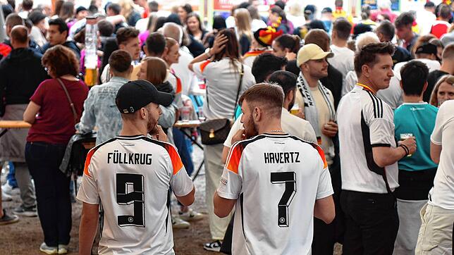 Der richtige Riecher: „Füllkrug“ und „Havertz“ in der Huber-Arena. Der Bremer Stürmer hat den Deutschen dann das Spiel gerettet.