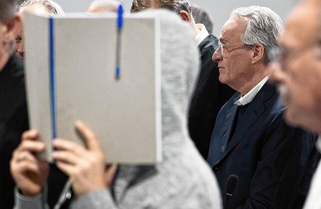 Prozessauftakt in Frankfurt gegen mutmaßliche Reichsbürger: Johanna Findeisen-Juskowiak verbirgt Gesicht und Kopf hinter einer Mappe und ...