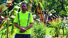 Stadtgärtner Jan Schmid freut sich über die schöne Bepflanzung im Stockacher Stadtgarten. Aber ihn ärgert, dass die viele Arbeit, die ...