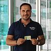 Serhiy Kosar steht vor dem Bürgerservice, wo er vor drei Monaten seinen deutschen Personalausweis abholen konnte.