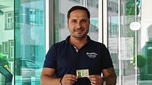 Serhiy Kosar steht vor dem Bürgerservice, wo er vor drei Monaten seinen deutschen Personalausweis abholen konnte.