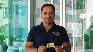 Serhiy Kosar steht vor dem Bürgerservice, wo er vor drei Monaten seinen deutschen Personalausweis abholen konnte.