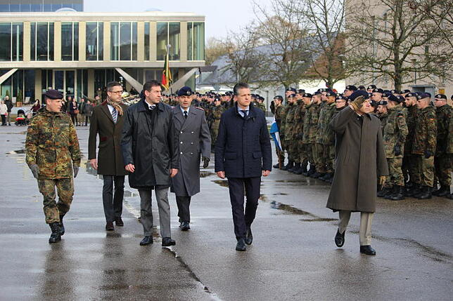 Offizielle Verabschiedung der Jäger: Oberstleutnant Wolf Rüdiger Otto (von links), Patrick Berg, Oberbürgermeister Erik Pauly, Oberst ...