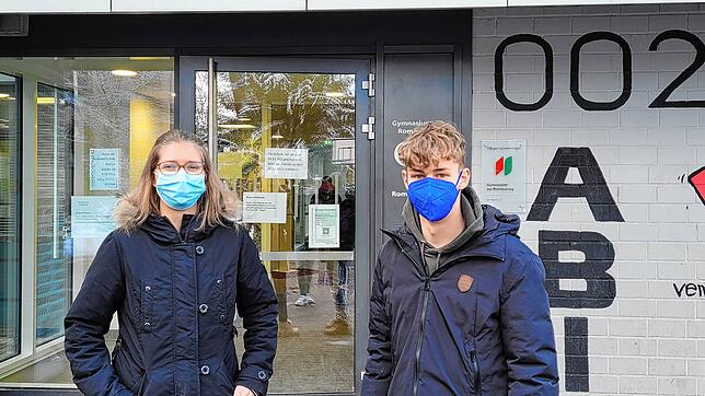 Ayleen Nebel und Elias Wenzler im Innenhof des Gymnasiums am Romäusring in Villingen: Die beiden Schüler der Kursstufe 2 sind froh, dass ...