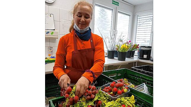 Im Richtraum: Die ehrenamtliche Helferin Elfriede Berger bereitet Lebensmittel für den Verkauf im Waldshuter Tafelladen vor.