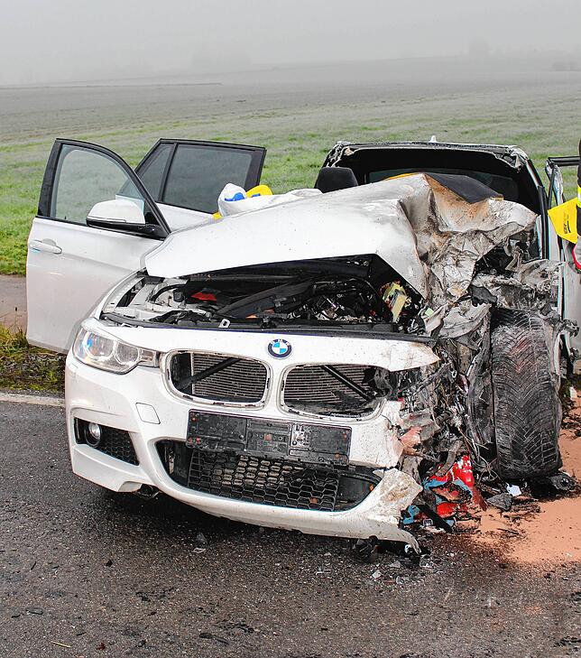 Die Fahrerin musste aus dem zerstörten Fahrzeug durch die Feuerwehr herausgeschnitten werden.