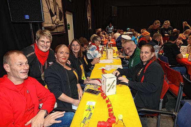 Bild 36: Früher Start in eine lange Fasnacht! Alle Bilder vom ersten Bunten Abend in Konstanz