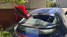 Zerstörungswut: Ein Schirm steckt in der Heckscheibe eines in Neuhausen am Rheinfall abgestellten Autos.