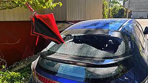 Zerstörungswut: Ein Schirm steckt in der Heckscheibe eines in Neuhausen am Rheinfall abgestellten Autos.