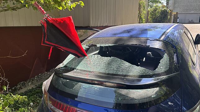 Zerstörungswut: Ein Schirm steckt in der Heckscheibe eines in Neuhausen am Rheinfall abgestellten Autos.