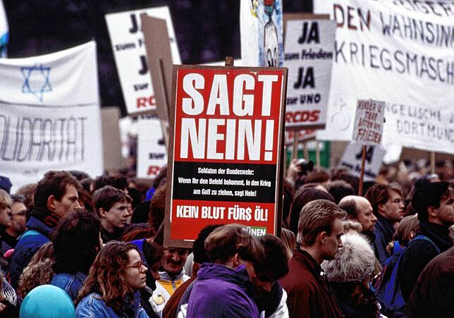 Eine Massendemonstration gegen den Golf-Krieg im Januar 1991 in Deutschland. Die Stimmung war aufgeheizt.