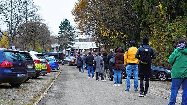 Bei einer Impfaktion in der Stadthalle Pfullendorf kamen viele Menschen und standen lange an. Der mitgebrachte Impfstoff aber war zu ...