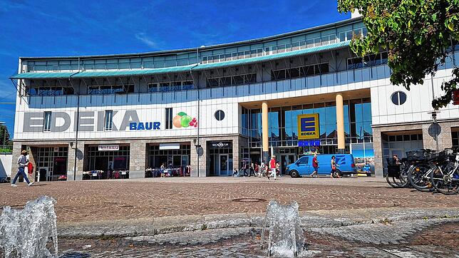Der Edeka-Markt am Romanshorner Platz in Friedrichshafen wird sich verkleinern. Künftig sollen im oberen Stockwerk Outlet-Geschäfte zu ...