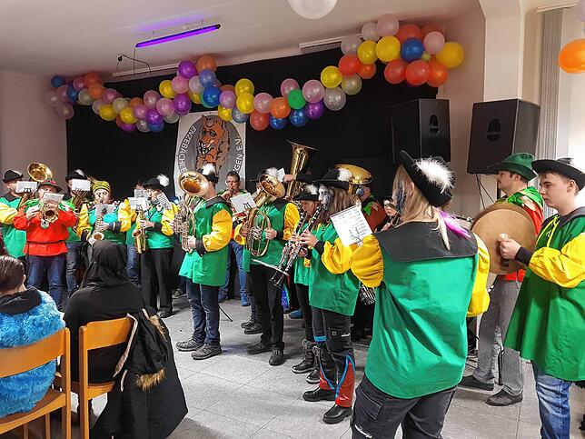Den Auftakt des bunten Abends machte eine Abordnung des Musikvereins Rotzel. Bilder: Michelle Güntert
