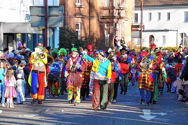 Bild 17: Tausende Narren ziehen beim Fasnet-Umzug durch die Stadt