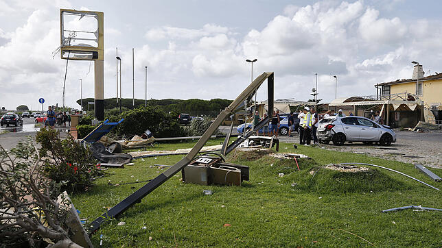 Rom: Umgestürzte und beschädigte Hinweisschilder sind vor einer Tankstelle, deren Dach ebenfalls zerstört ist, nach einem Wirbelsturm zu ...