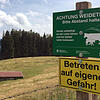 Vorsicht Kühe: Ein Schild auf dem Blomberg in Bayern warnt vor dem Betreten einer Kuhweide.