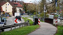 Die Brücke, die an der Bundesstraße 313 beim Rißtorf-Kreisel über die Stockacher Aach führt, wird neu gebaut.