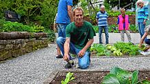 Zwischen Krankenhaus und Spitalkirche hat Gartenbauer Markus Krafft mit seinem Team einen Garten für alle Engener geschaffen.