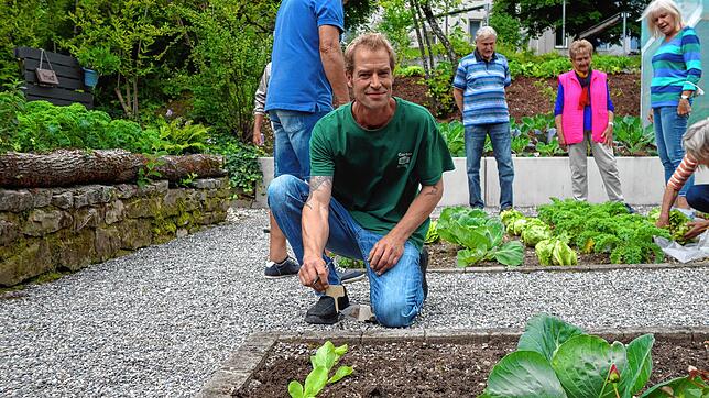 Zwischen Krankenhaus und Spitalkirche hat Gartenbauer Markus Krafft mit seinem Team einen Garten für alle Engener geschaffen.