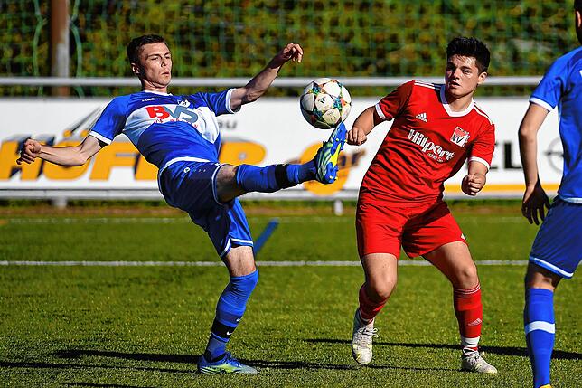 Torreiche Rückkehr: Sebastian Schmidt (links, gegen Aaron Zimmermann) stand erstmals in einem fremden Trikot auf dem Platz beim FC RW ...