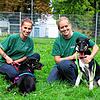 Die Angestellte Natascha Kramer mit Hündin Lana sowie die stellvertretende Tierheimleiterin Tabitha Schmid mit Hündin Mira, die operiert ...
