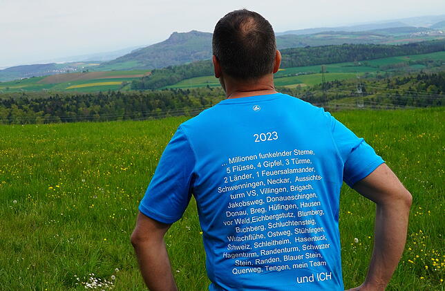 Oliver Bock, Vorsitzender des Schwarzwaldvereins Tengen, zeigt auf seinem T-Shirt die Zutaten der 100-Kilometertour: Unter anderem fünf ...