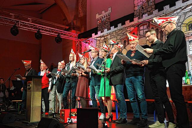 Außergewöhnlich text- und melodiesicher: Der Burgherrenchor heißt das neue Mitglied in den erlauchten Reihen musikalisch willkommen. ...