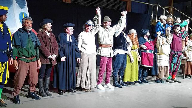 Zum Schluss des Stücks „Freiheit! Allzeit! Und gleiches Recht für alle“ in der Drei-Seen-Halle holen sich die Akteure ihren verdienten ...
