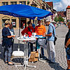 Dicht umlagert ist der SÜDKURIER-Stand auf dem Marktplatz: Fast drei Stunden lang kommen Bürger vorbei, um den Redakteuren Claudia ...