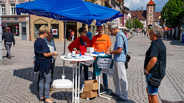 Dicht umlagert ist der SÜDKURIER-Stand auf dem Marktplatz: Fast drei Stunden lang kommen Bürger vorbei, um den Redakteuren Claudia ...