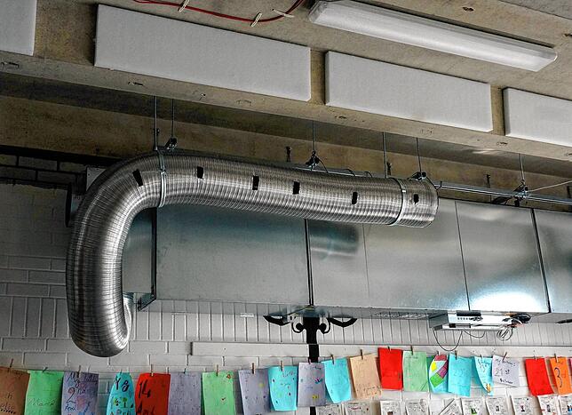 Solche Lüftungsrohre, die noch verkleidet werden, sorgen für gute Luft, an der Wand die Akustikelemente, die bis zum Einbau der ...