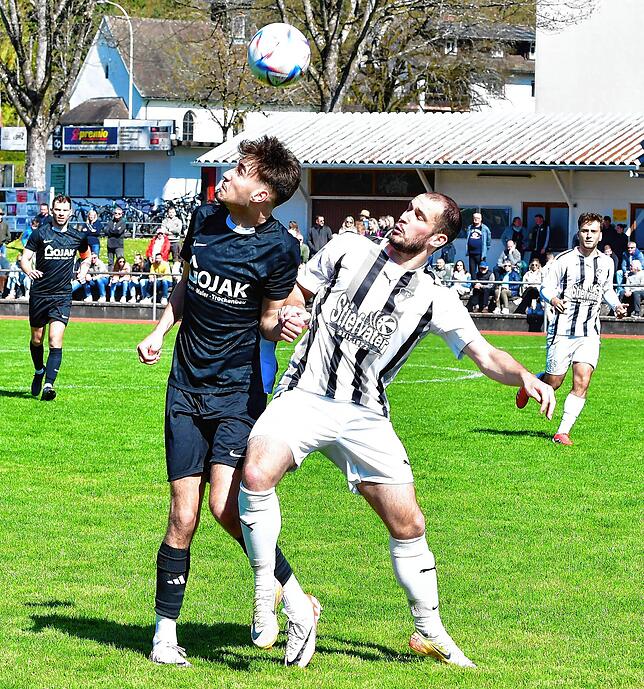 Ehrentreffer: In der Schlussminute gelang Lukas Schmeller (rechts, gegen Saner Öz) nur mehr das 1:3 für den FC Wittlingen im ...
