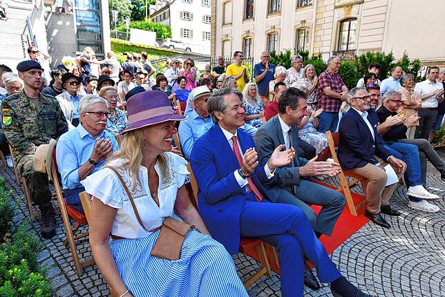 Bild 15: DAs Donauquellfest ist eröffnet- Kaltgetränke fließen, Laune ist in Bestform.