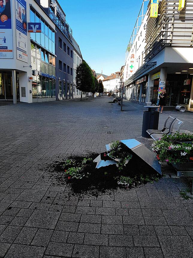 Bild 1: Unbekannte ziehen Spur der Verwüstung durch Bad Säckingen
