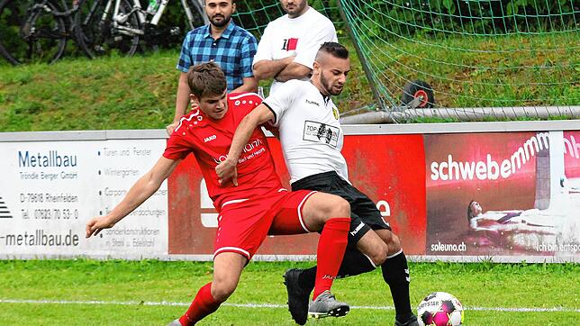 Kampf um den Ball: Der Rheinfelder Sascha Strazzeri (rechts) setzt sich bei der 3:4-Niederlage gegen den Kirchzartener Ilija Galic durch.