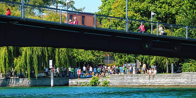 (Archivbild) Hier an der Badestelle im Herosé-Park am Seerhein trafen die Täter am 26. Juli auf ihr späteres Opfer, schnorrten ...