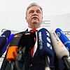 Claus Weselsky, Vorsitzender der Gewerkschaft Deutscher Lokomotivführer (GDL), spricht mit Journalisten bei einer Pressekonferenz über ...